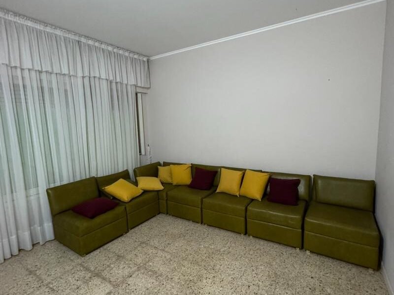 Se Alquila Casa de 1 Dormitorio en Zona Céntrica con Cochera y Patio