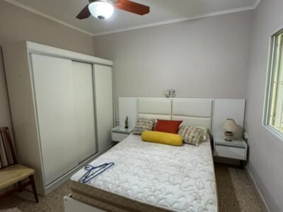 Se Alquila Casa de 1 Dormitorio en Zona Céntrica con Cochera y Patio