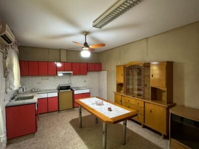 Se Alquila Casa de 1 Dormitorio en Zona Céntrica con Cochera y Patio