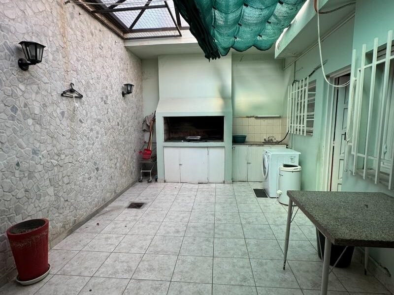 Se Alquila Casa de 1 Dormitorio en Zona Céntrica con Cochera y Patio
