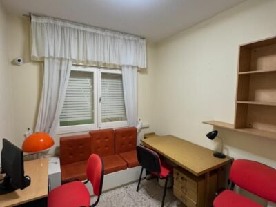 Se Alquila Casa de 1 Dormitorio en Zona Céntrica con Cochera y Patio