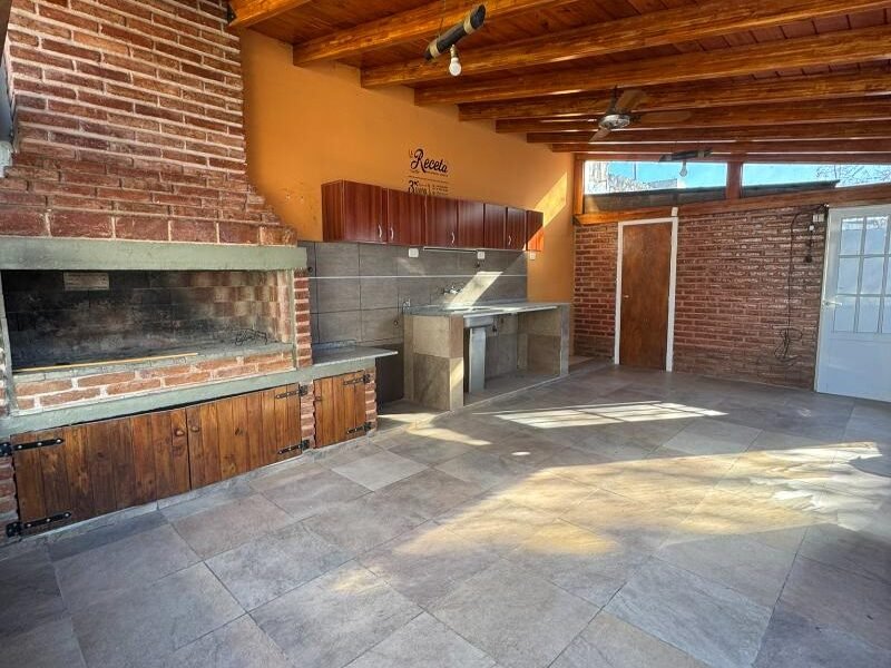 Se Vende Casa de 3 Dormitorios con Pileta y Quincho en Barrio Sur