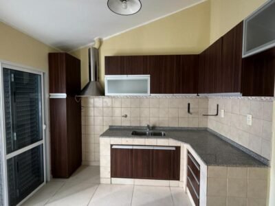 Se Vende Casa de 3 Dormitorios con Pileta y Quincho en Barrio Sur