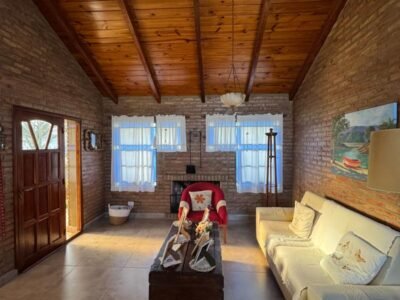 Se Vende Casa 3 Dormitorios con Garage Doble, Quincho y Patio con Pileta 