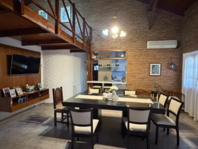 Se Vende Casa 3 Dormitorios con Garage Doble, Quincho y Patio con Pileta 