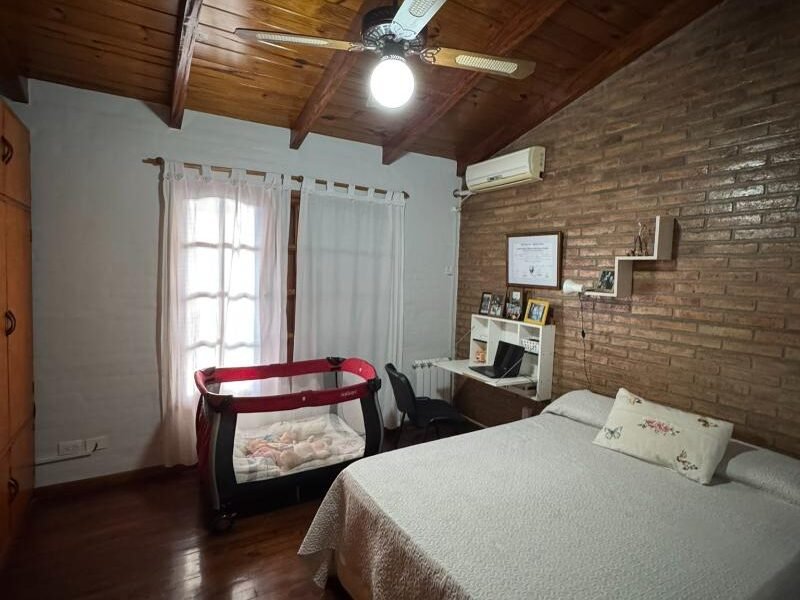 Se Vende Casa 3 Dormitorios con Garage Doble, Quincho y Patio con Pileta 