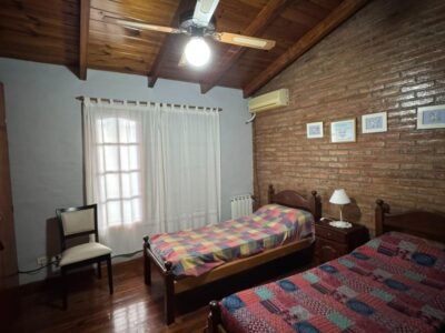 Se Vende Casa 3 Dormitorios con Garage Doble, Quincho y Patio con Pileta 