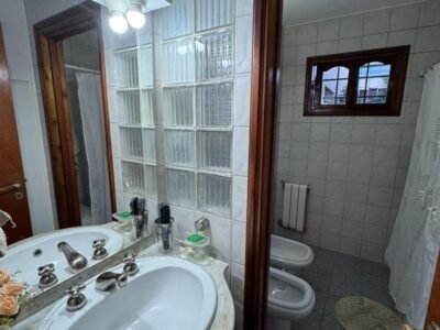 Se Vende Casa 3 Dormitorios con Garage Doble, Quincho y Patio con Pileta 