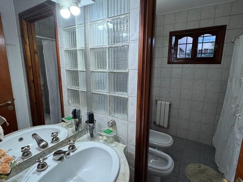 Se Vende Casa 3 Dormitorios con Garage Doble, Quincho y Patio con Pileta 