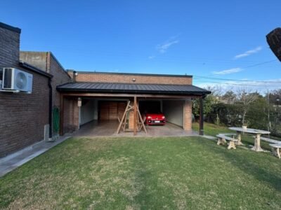 Se Vende Casa 3 Dormitorios con Garage Doble, Quincho y Patio con Pileta 