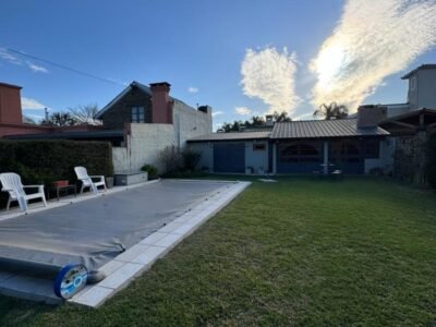 Se Vende Casa 3 Dormitorios con Garage Doble, Quincho y Patio con Pileta 
