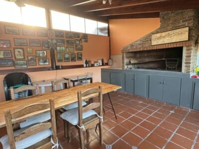 Se Vende Casa 3 Dormitorios con Garage Doble, Quincho y Patio con Pileta 