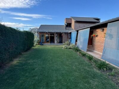 Se Vende Casa 3 Dormitorios con Garage Doble, Quincho y Patio con Pileta 