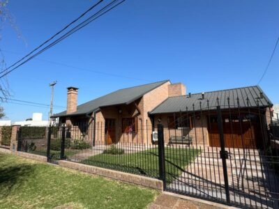 Se Vende Casa 3 Dormitorios con Garage Doble, Quincho y Patio con Pileta 
