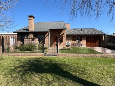 Se Vende Casa 3 Dormitorios con Garage Doble, Quincho y Patio con Pileta 