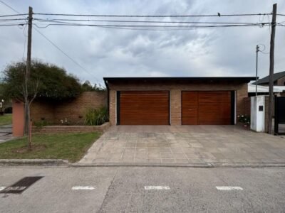 Se Vende Casa 3 Dormitorios con Garage Doble, Quincho y Patio con Pileta 
