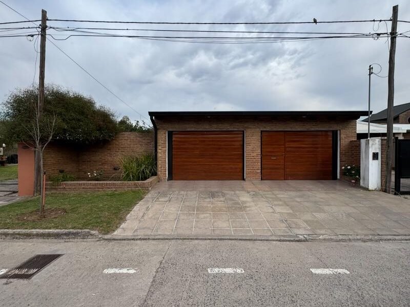 Se Vende Casa 3 Dormitorios con Garage Doble, Quincho y Patio con Pileta 